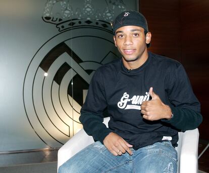  Imagen facilitada por el Real Madrid, en la que Marcelo posa tras su fichaje por el club blanco en noviembre de 2006.
