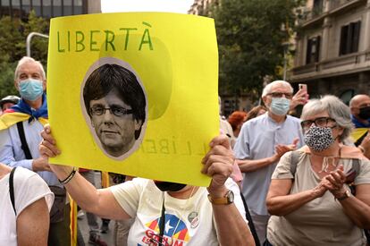 Un manifestante sostiene un retrato de Carles Puigdemont, este viernes durante una manifestación frente al consulado italiano en Barcelona.