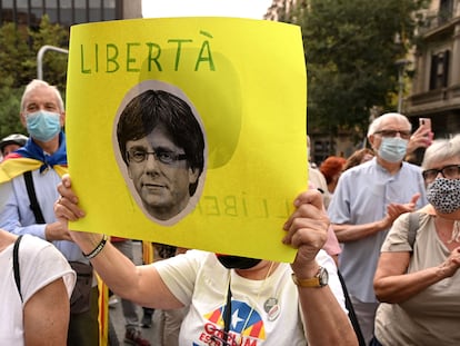 Un manifestante sostiene un retrato de Carles Puigdemont, este viernes durante una manifestación frente al consulado italiano en Barcelona.