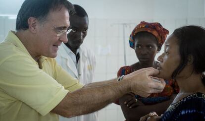 El doctor Ángel Emparanza ausculta a una mujer llegada desde de Guinea-Bisáuy que padece una deformación de la mandíbula.