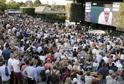 Una multitud sigue el partido entre Rafa Nadal y Roger Federer en una pantalla gigante.