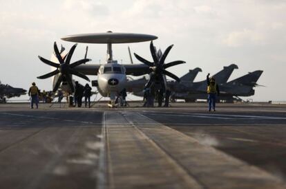 Un avió de reconeixement HawkEye al portaavions francès 'Charles de Gaulle' aquest dilluns.