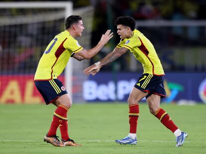 James Rodríguez y Luis Díaz celebran uno de los goles de Colombia ante Brasil, el 16 de noviembre en el estadio Metropolitano de Barranquilla.