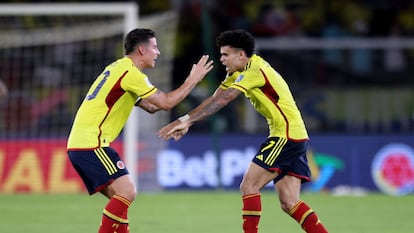 James Rodríguez y Luis Díaz celebran uno de los goles de Colombia ante Brasil, el 16 de noviembre en el estadio Metropolitano de Barranquilla.