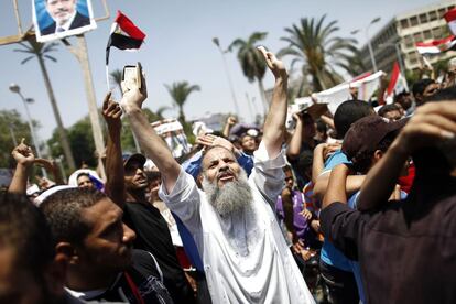Manifestación en contra del golpe de estado al presidente egipcio Mohamed Morsi en El Cairo, 5 de julio de 2013. El Ejército egipcio decretó hoy el estado de emergencia en el sur de la península del Sinaí y en la provincia de Suez, después de que grupos armados atacasen varios puestos de control en la zona, informó la televisión estatal.