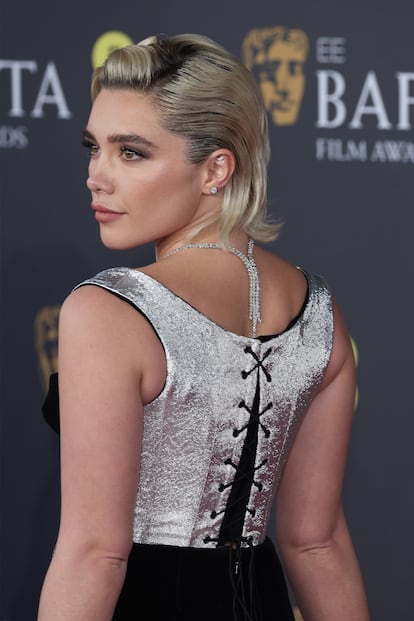 El cuerpo-corsé de Florence Pugh se ajustaba en la parte trasera con un cordón. Sus joyas son de Boucheron.