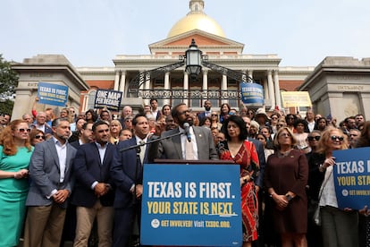 El senador demócrata de Texas Borris Miles ofrece una rueda en Boston, el pasado día 6.
