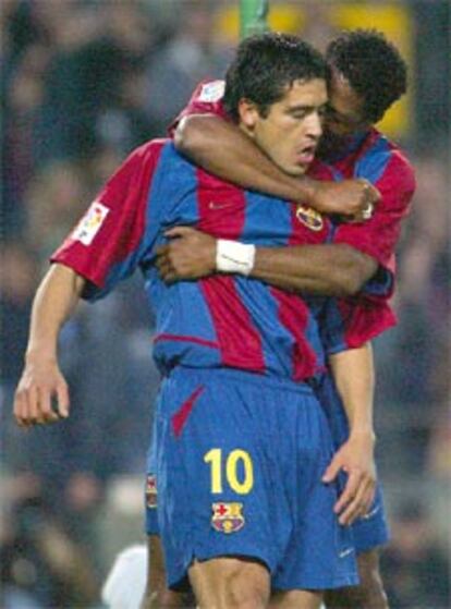 Kluivert se abraza a Riquelme tras uno de los goles.