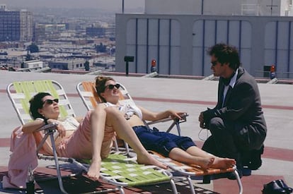 Quentin Tarantino, con Julianna Margulies y Sherry Stringfield, en el rodaje de su episodio de 'Urgencias'.