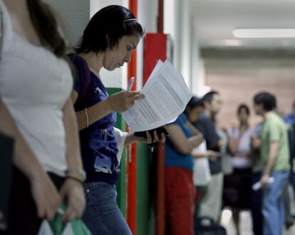 Opositores a maestro de matemáticas antes de entrar a un examen en Madrid.