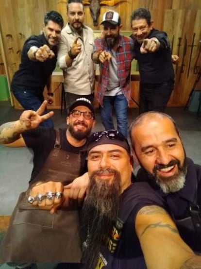 Un selfi con tres de los finalistas, el presentador y el jurado. Al fondo a la derecha, Doug Marcaida, el popular experto estadounidense en artes marciales.