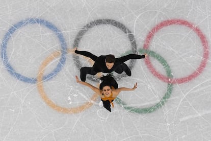 La pareja española formada por Sara Hurtado y Kirill Khaliavin compiten durante el programa de danza corta de patinaje artístico, el 19 de febrero de 2018.