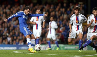 El centrocampista del Chelsea Eden Hazard realiza un disparo contra la portería del Basilea.
