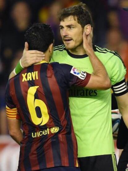 Xavi y Casillas se saludan en la final de la Copa de 2014.