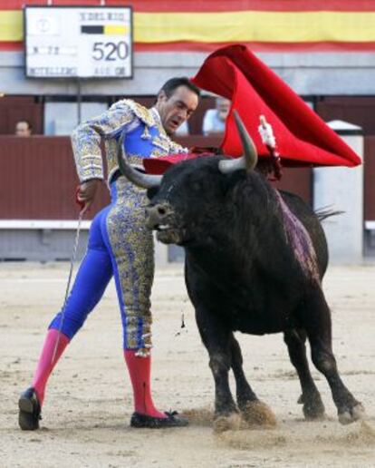 Manuel Jesús El Cid, durante la faena con su primer toro.
