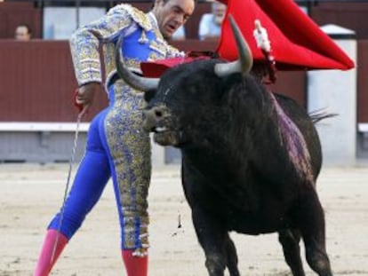 Manuel Jesús El Cid, durante la faena con su primer toro.