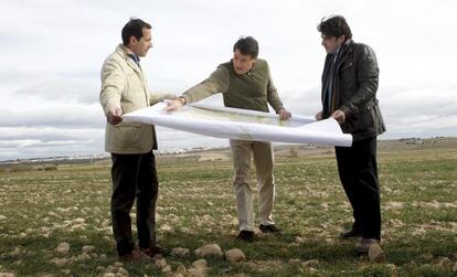 Madrid regional premier Ignacio González (center) studies a map on the proposed site of Eurovegas, to the west of the capital.