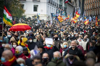 La marcha de los cuerpos policiales contra la nueva ley mordaza ha reunido esta mañana en el centro de Madrid a miles de personas, entre las que se encuentran dirigentes del PP, Vox y Ciudadanos que han querido brindar su apoyo a los agentes.