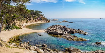 Vista de cala Estreta, una pequeña playa cerca del núcleo urbano de Palamós (Girona).