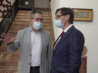 El secretario del PSOE-A y alcalde de Sevilla, Juan Espadas, conversa con el dirigente del PSC, Salvador Illa, en la sede de los socialistas andaluces, este viernes en Sevilla.