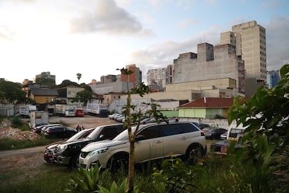 El estacionamiento improvisado alrededor del teatro.