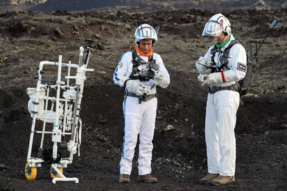 Los astronautas Hervé Stevenin (i) (Francia) y Matthias Maurer (d) (Alemania) durante las pruebas en volcán de Tinguatón (Lanzarote) de los robots, herramientas y equipos de comunicación que los astronautas utilizarán para la próxima misión en la Luna, que se llevará a cabo en el plazo de una década.