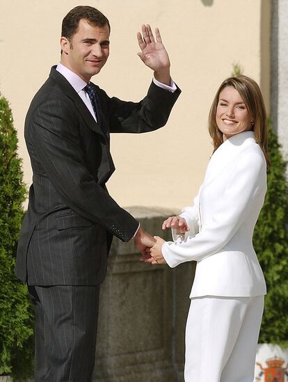 La reina Letizia con traje blanco de Armani el día que hizo público su compromiso con Felipe VI, en noviembre de 2003.