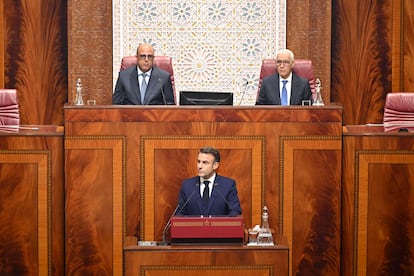 El presidente francés, Emmanuel Macron, en el parlamento marroquí en Rabat, este martes.