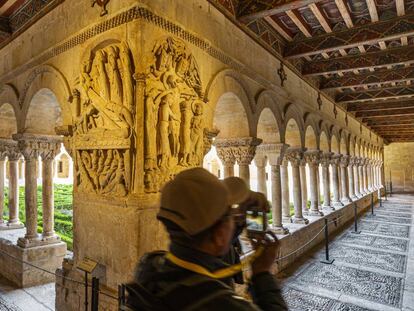 El pilar del ángulo noreste del claustro (siglos XI y XII) del monasterio de Santo Domingo de Silos, en Burgos, representa 'El sepulcro y El descendimiento'. 