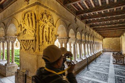 El pilar del ángulo noreste del claustro (siglos XI y XII) del monasterio de Santo Domingo de Silos, en Burgos, representa 'El sepulcro y El descendimiento'.