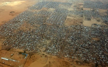 Una vista aérea del campo de refugiados Dagahaley, en Dadaab (Kenia). El campo, situado cerca de la frontera con Somalia, se construyo en los años 90 para acoger a 90.000 personas, aunque la ONU estima que actualmente aloje un número de personas cuatro veces mayor.