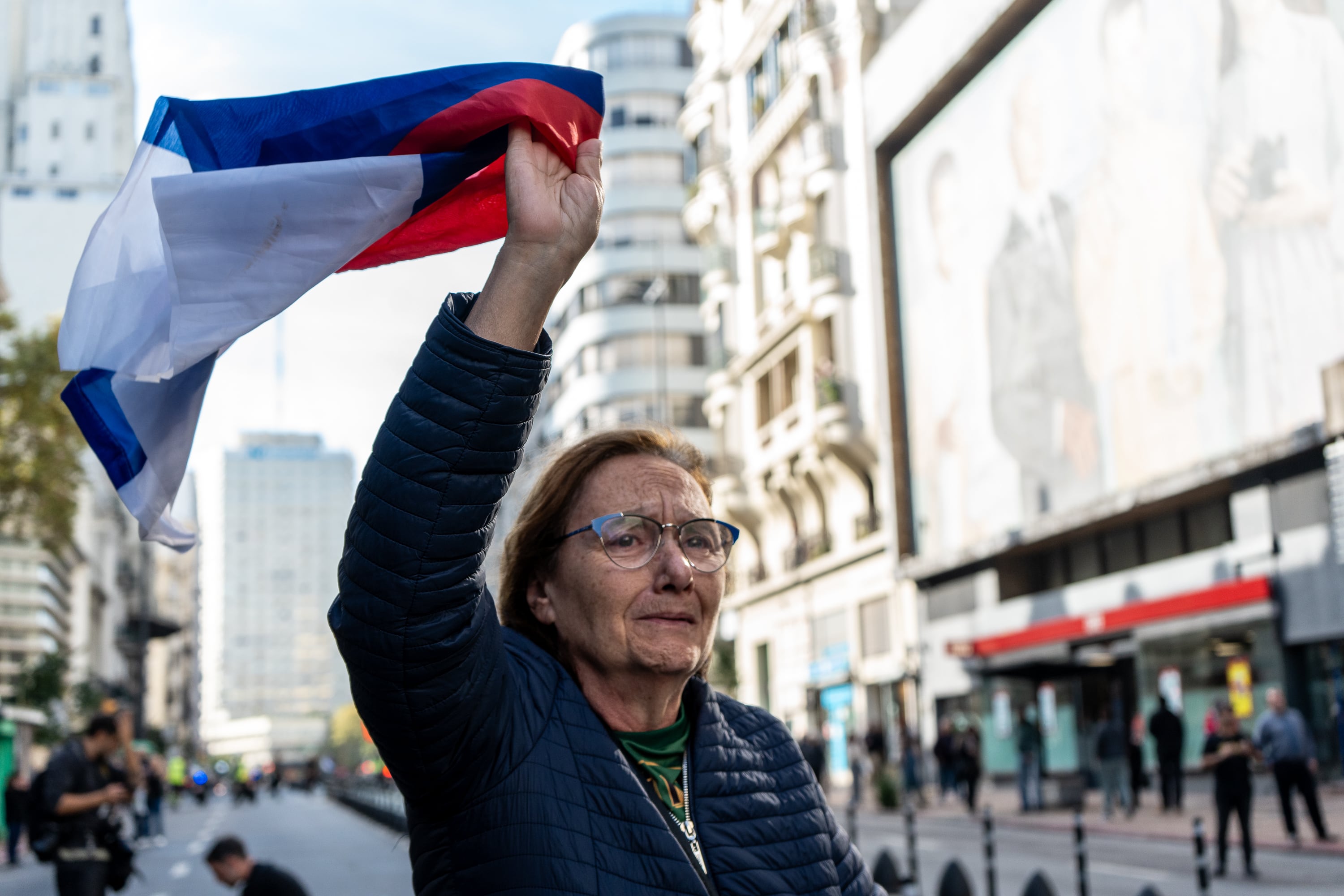 Una mujer se despide del expresidente uruguayo tras el paso del cortejo fúnebre por una avenida de la ciudad de Montevideo, este miércoles. 