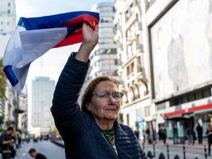 A woman says goodbye to former Uruguayan president after the passage of funeral procession through a avenue in the city of Montevideo, this Wednesday.