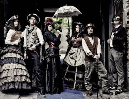 Steampunks, vida retrofuturista. Escuchan dark cabaret, música de los años 30 mezclada con electrónica, y organizan grandes reuniones temáticas. En la última, en Barcelona, fueron más de 300. «Este movimiento surge como inspiración de la novela Viaje al centro de la Tierra. Nos apasiona lo industrial, los cachivaches hechos por nosotros y formamos una gran familia que lo comparte todo», dice Víctor. La ropa que llevan es costosa, por eso han aprendido a coser para hacérsela. «Tardas más tiempo en adaptar un patrón al rollo steam que empezar de cero», asegura Vanesa, quien se encarga de las convocatorias en la Ciudad Condal a través de anacronicosrecreacionhistorica.blogspot.com. Sus vestidos evolucionan con el tiempo, se reciclan en otros. «De una crinolina pueden salir decenas de prendas nuevas». El 28 de septiembre tendrá lugar la primera feria Steampunk de Barcelona en L’Estació del Nord.