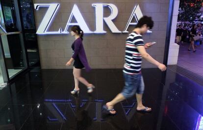 Dos clientes en una tienda de Zara, del grupo Inditex, en Shanghái