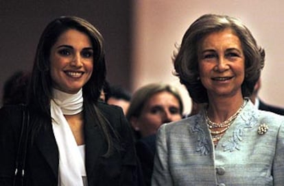 La reina Rania de Jordania y la reina Sofía, ayer, en el Museo de Bellas Artes de Valencia.