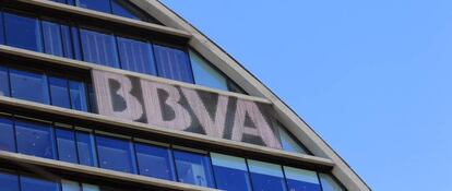 Logotipo de BBVA en la sede operativa del banco en el edificio de La Vela