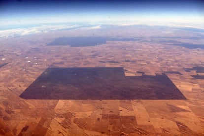 An area of vegetation can be seen amongst drought effected farmland in South Australia, November 12, 2015. A pioneering Australian scheme to improve the management of water in the world's driest inhabited continent is facing its first real test as an intensifying El Nino threatens crops and builds tensions between farmers and environmentalists. An El Nino, a warming of sea-surface temperatures in the Pacific, is already causing drought and other extreme weather, affecting millions of people across parts of the world, and experts warn that the intensifying weather pattern could emerge as one of the strongest on record.     REUTERS/David Gray