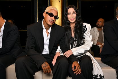 Alexander 'AE' Edwards y Cher en el desfile de Balmain en la semana de la moda de París, el 27 de septiembre de 2023.