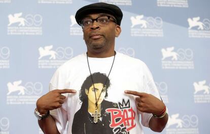 Spike Lee y su camiseta de promoci&oacute;n, ayer en la Mostra