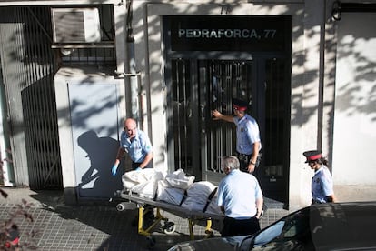 Momento en que retiran el cuerpo de una mujer asesinada por su pareja en Barcelona en 2014.