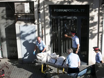 Momento en que retiran el cuerpo de una mujer asesinada por su pareja en Barcelona en 2014.