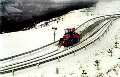 Un tractor limpia de nieve la N-420 en el Coll de la Teixeta, en el término de Falset (Priorat).