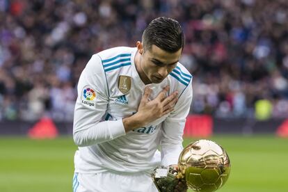 Cristiano Ronaldo posa con su quinto premio Balon de Oro, como mejor jugador del año, antes de un partido de La Liga 2017-18.