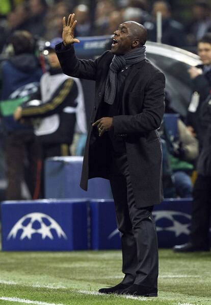 Seedorf en la banda de San Siro