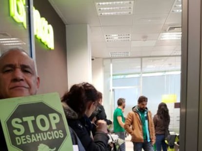 Activistas durante la protesta de este lunes en una sucursal de Bankia.