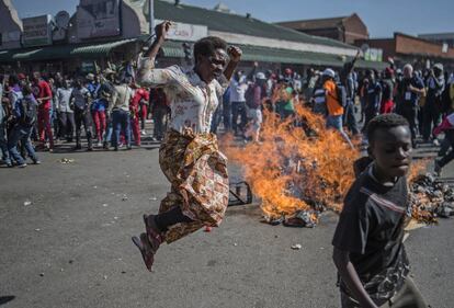 Los partidarios del partido opositor MDC protestan en las calles de Harare durante enfrentamientos con la policía, el miércoles 1 de agosto de 2018. 