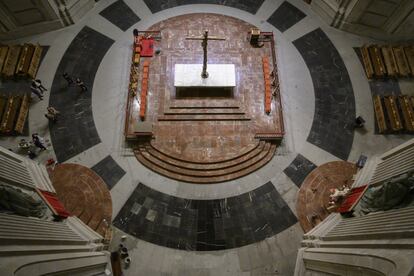 Fotografía facilitada por la Secretaría de Estado de Comunicación del interior de la basílica del Valle de los Caídos tras las obras realizadas para reponer el solado que ocupaba la tumba de Francisco Franco, exhumado el pasado jueves.