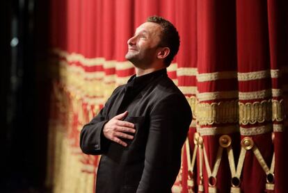 Kirill Petrenko saluda al final de una representación en la Ópera Estatal de Baviera en Múnich.