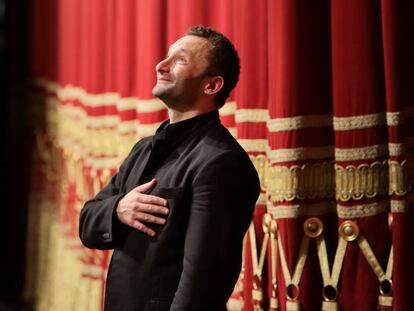 Kirill Petrenko saluda al final de una representación en la Ópera Estatal de Baviera en Múnich.
